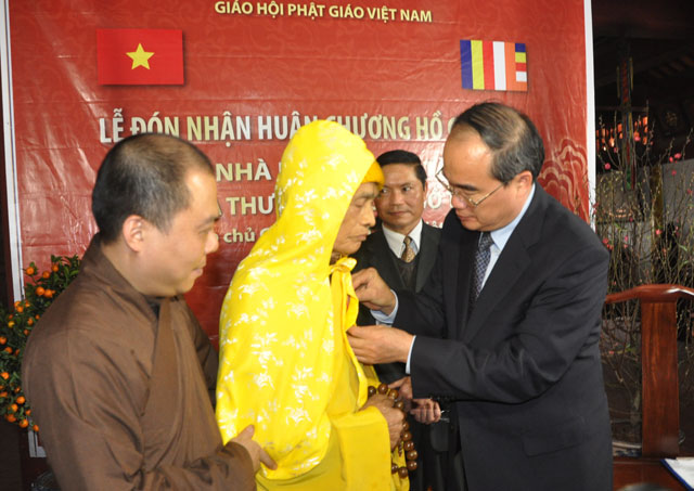 Hòa thượng Thích Phổ Tuệ - Pháp chủ GHPGVN đón nhận Huân chương Hồ Chí Minh