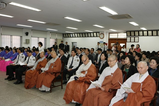 Canh Sat HQ An vi Phat 15 761393744 Hàn Quốc: Cảnh sát quận Giang Nam an vị tượng Phật