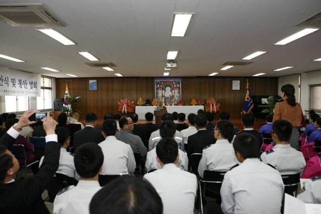 Canh Sat HQ An vi Phat 19 564343721 Hàn Quốc: Cảnh sát quận Giang Nam an vị tượng Phật