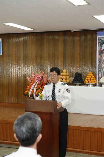 Canh Sat HQ An vi Phat 20 568724667 Hàn Quốc: Cảnh sát quận Giang Nam an vị tượng Phật