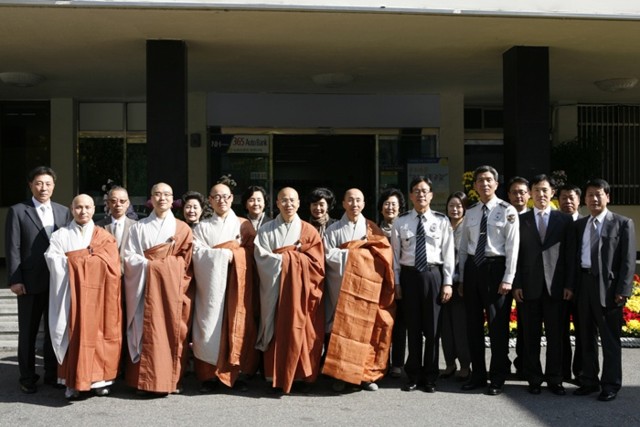 Canh Sat HQ An vi Phat 21 506170641 Hàn Quốc: Cảnh sát quận Giang Nam an vị tượng Phật
