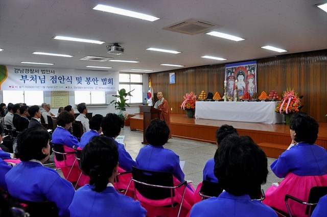 Canh Sat HQ An vi Phat 22 661088367 Hàn Quốc: Cảnh sát quận Giang Nam an vị tượng Phật
