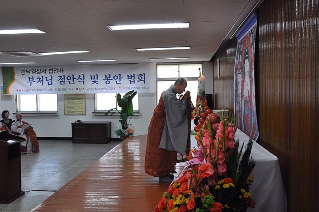 Canh Sat HQ An vi Phat 25 227420525 Hàn Quốc: Cảnh sát quận Giang Nam an vị tượng Phật