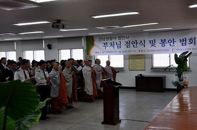 Canh Sat HQ An vi Phat 26 362115593 Hàn Quốc: Cảnh sát quận Giang Nam an vị tượng Phật