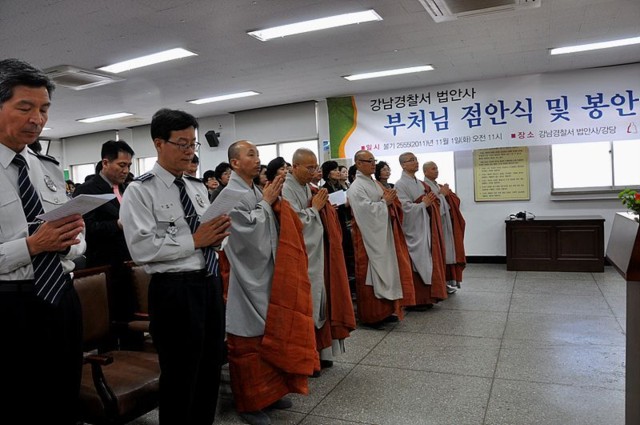 Canh Sat HQ An vi Phat 29 431786624 Hàn Quốc: Cảnh sát quận Giang Nam an vị tượng Phật