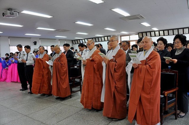 Canh Sat HQ An vi Phat 33 340932989 Hàn Quốc: Cảnh sát quận Giang Nam an vị tượng Phật