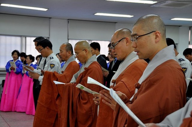 Canh Sat HQ An vi Phat 34 537018682 Hàn Quốc: Cảnh sát quận Giang Nam an vị tượng Phật