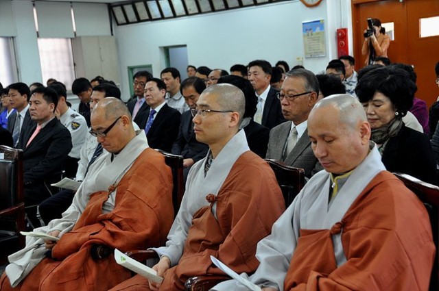 Canh Sat HQ An vi Phat 41 796447042 Hàn Quốc: Cảnh sát quận Giang Nam an vị tượng Phật
