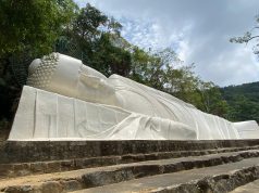 Trên đỉnh núi, một nụ cười tỏa ngời sự an lạc