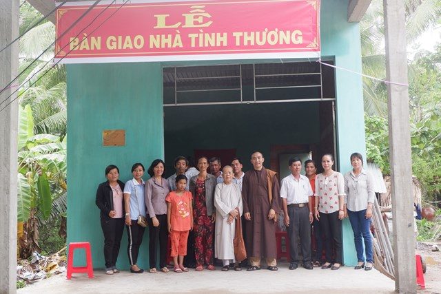 4- chụp hình lưu niệm nhà tình thương hoàn thiện (Copy)