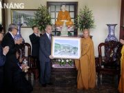 Quốc vương Campuchia Preah Bat Samdech Preah Boromneath Norodom Sihamoni đến tham quan và vãn cảnh chùa Linh Ứng thành phố Đà Nẵng