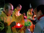 Nghệ An: Đêm hội hoa đăng kính mừng Đức Phật thành đạo chùa Đồng Tương – Quỳnh Lưu