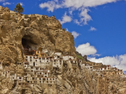 Tu viện Phật giáo cheo leo trên vách núi ở Ấn Độ