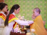 Hải Phòng: Lễ cài hoa hồng và dâng đăng cầu nguyện nhân mùa Vu Lan tại chùa Vẽ