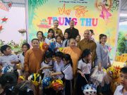 Bình Thuận: Tịnh xá Ngọc Chiếu và Câu lạc bộ Liên Hoa Hạnh đã trao tặng quà bánh trung thu đến các em học sinh