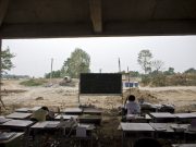 Lớp học tạm bợ ở những nơi nghèo nhất thế giới