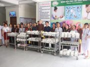 Các đơn vị thăm hỏi bệnh nhân, tặng cơm từ thiện