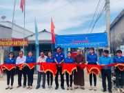 Bến Tre: CLB Hạnh Nguyện góp xi măng cùng bà con làm đường nông thôn