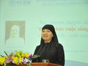 Sư cô Thích Nữ Chúc Hiếu chia sẻ Phật pháp tại trường Cao đẳng cơ điện Hà Nội