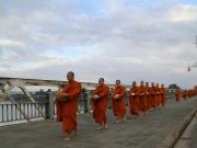 Chư tăng chùa Huyền Không Sơn Thượng (TT. Huế) khất thực