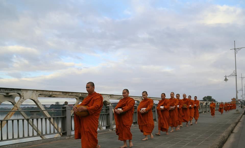 Chư tăng chùa Huyền Không Sơn Thượng (TT. Huế) khất thực | Phật giáo Việt  Nam