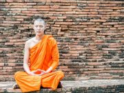 Những mâu thuẫn khi tu sĩ hưởng quyền công dân như mọi người