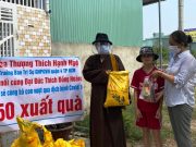TP.HCM: Hoà Thượng Thích Hạnh Ngộ tặng quà đến bà con miền Trung