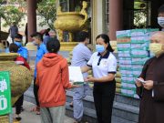 Chùa Vạn Đức (Q.Thủ Đức) phát quà cho bà con nghèo