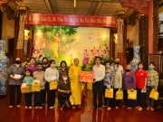 Hải Phòng: Chư Tăng và Phật tử chùa Đỏ trao 350 phần quà nhân mùa Phật đản PL. 2564
