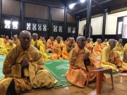 Đà Lạt: Chư tôn đức Tăng bố-tát, thính giới tại chùa Linh Sơn
