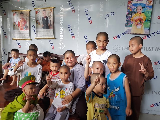 Sư cô Thích Nữ Phước Liên cùng các trẻ mồ côi tại chùa