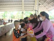 TT Huế: Chùa Từ Lâm phát học bổng khuyến học và tặng quà đến học sinh có hoàn cảnh khó khăn