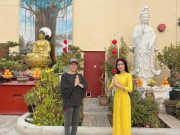 Bé Hà Tiên – con gái Ngọc Huyền cùng mẹ đi chùa