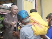 Đồng Tháp: Chùa Phước Hưng, chùa Phổ Nguyện phát gạo từ thiện nhân dịp lễ Vu Lan