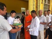 Trà vinh: Chùa Prom trao tặng quà các gia đình khó khăn