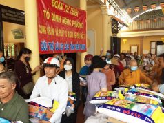 Huế: Ni giới Hệ phái Khất sĩ tặng quà cứu trợ 4 tỉnh miền Trung