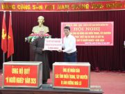 Một số đơn vị tặng quà từ thiện vùng lũ, ủng hộ quỹ “Vì người nghèo”