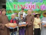 Phật giáo Q.10 tặng quà cho bà con tại tỉnh Quảng Ngãi & Quảng Nam