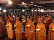 Thắp nến cầu nguyện hướng về đồng bào vùng lũ miền Trung