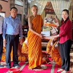 Bà Trương Thị Ngọc Ánh, Phó Chủ tịch Ủy ban Trung ương Mặt trận Tổ quốc Việt Nam tặng quà cho các vị sư sãi chùa Srò Lôn (xã Lương Phi, huyện Tri Tôn, tỉnh An Giang).