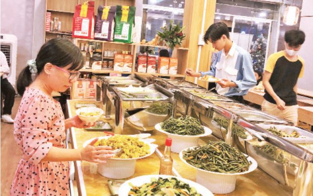 Hàng chục món chay ở Mãn Tự Vegan phục vụ mọi thực khách đến quán.