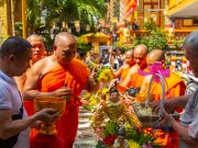 TP.HCM: Đồng bào Khmer đến chùa làm lễ tắm Phật ngày tết Chôl Chnăm Thmây