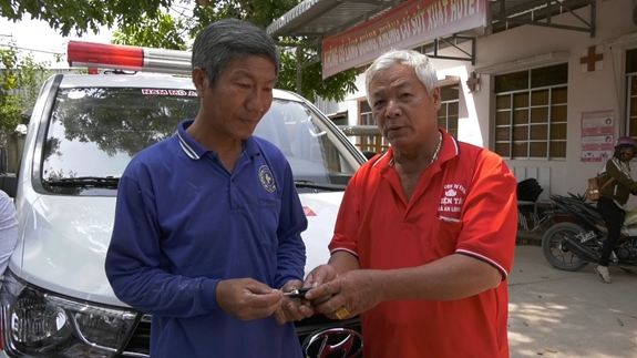 Ông Nguyễn Văn Năm trao xe cứu thương chở miễn phí bệnh nhân nghèo tặng Hội Chữ thập Đỏ xã An Hòa.