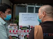 TP.HCM: Tặng nhu yếu phẩm tại một chung cư bị cách ly, phường Sơn Kỳ, quận Tân Phú