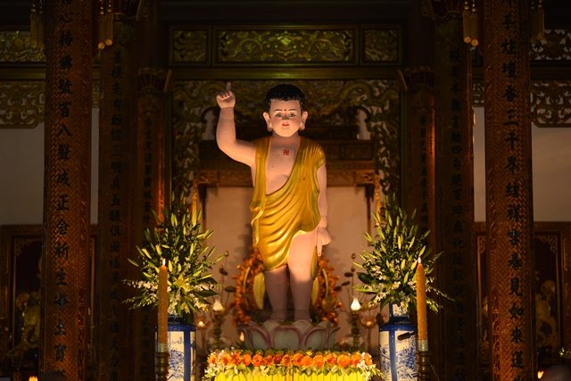 Lễ đài Phật đản được tôn trí trang nghiêm tại Bảo điện Tổ đình Từ Đàm