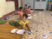 ‘Nhiều trẻ Điện Biên đi cách ly chỉ có một bộ quần áo, chẳng có dép để mang’