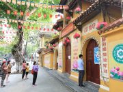 Chùm ảnh các đền, chùa ở Hà Nội tạm đóng cửa, người dân vái vọng từ xa