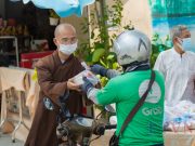 Cơm chay miễn phí gửi người hữu duyên trên đường Phạm Văn Đồng, TP.Hồ Chí Minh