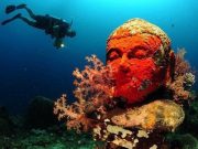 Indonesia: Ngỡ ngàng bí mật ngôi chùa nằm sâu trong lòng đại dương