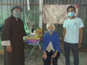 Sóc Trăng: Hội từ thiện Hoa Sen tặng quà cho bà con mùa dịch bệnh.